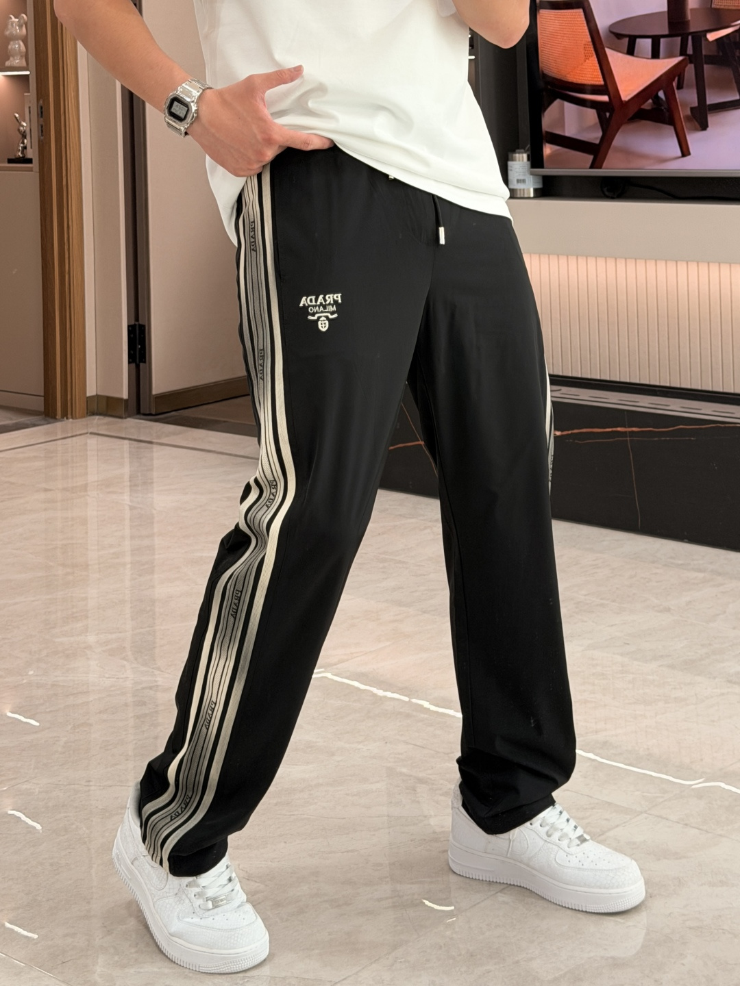 Prad 2026春夏最新休闲裤 潮人必备 版型超赞，能很好的修复各种腿型，非常个性！柔软排汗，舒适度极