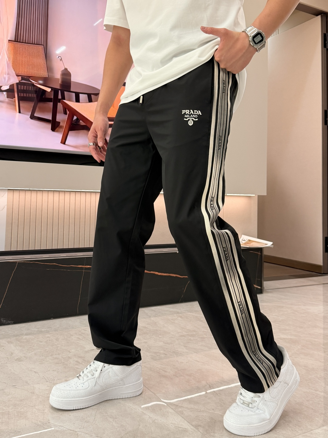 Prad 2026春夏最新休闲裤 潮人必备 版型超赞，能很好的修复各种腿型，非常个性！柔软排汗，舒适度极