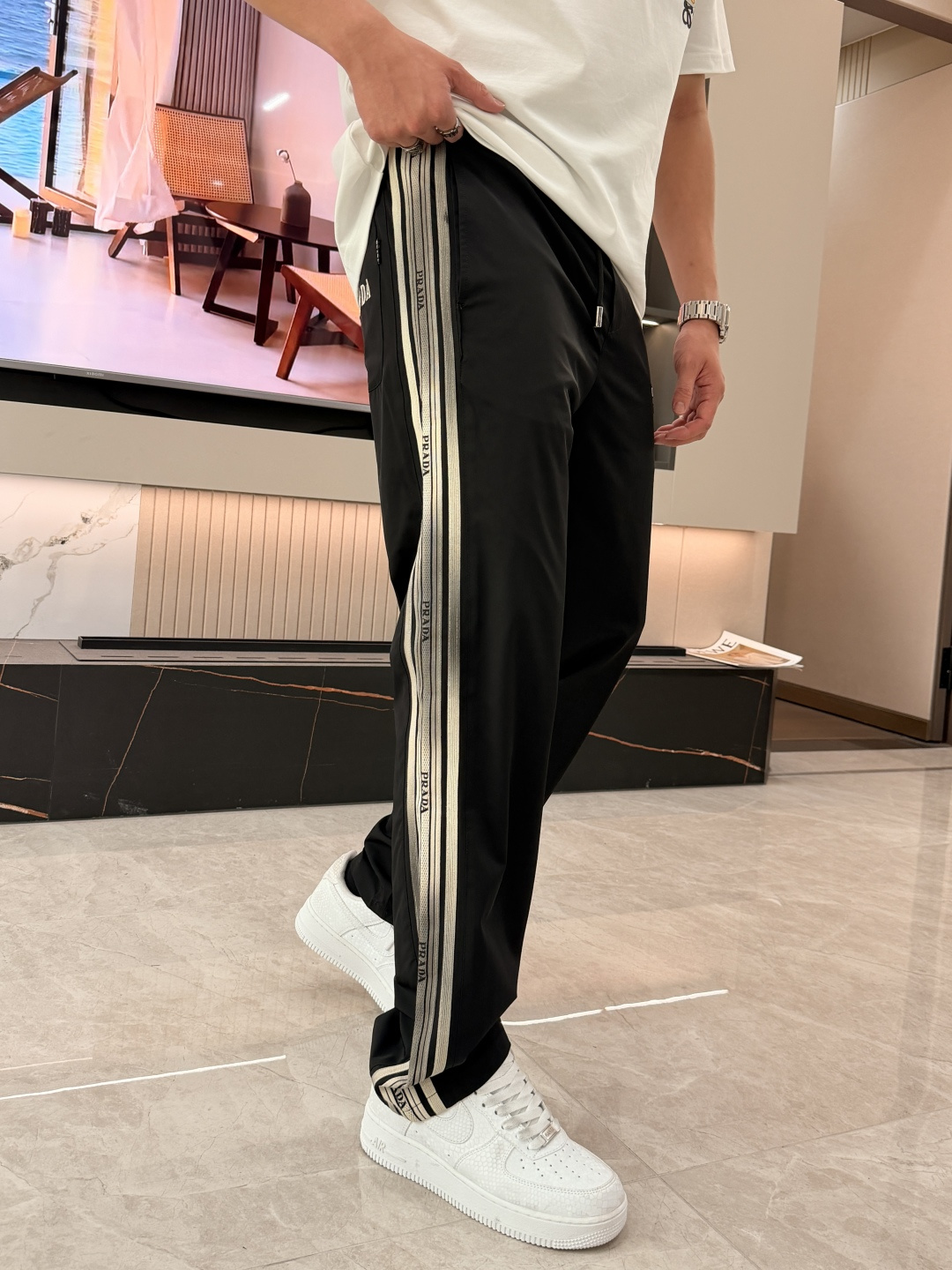 Prad 2026春夏最新休闲裤 潮人必备 版型超赞，能很好的修复各种腿型，非常个性！柔软排汗，舒适度极