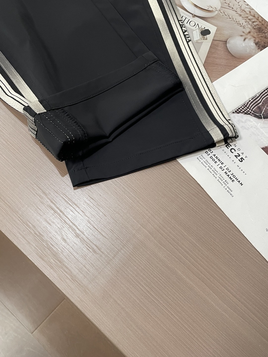 Prad 2026春夏最新休闲裤 潮人必备 版型超赞，能很好的修复各种腿型，非常个性！柔软排汗，舒适度极