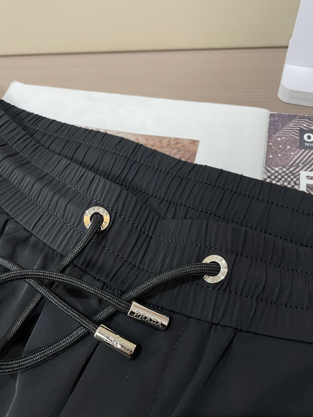 Prad 2026春夏最新休闲裤 潮人必备 版型超赞，能很好的修复各种腿型，非常个性！柔软排汗，舒适度极