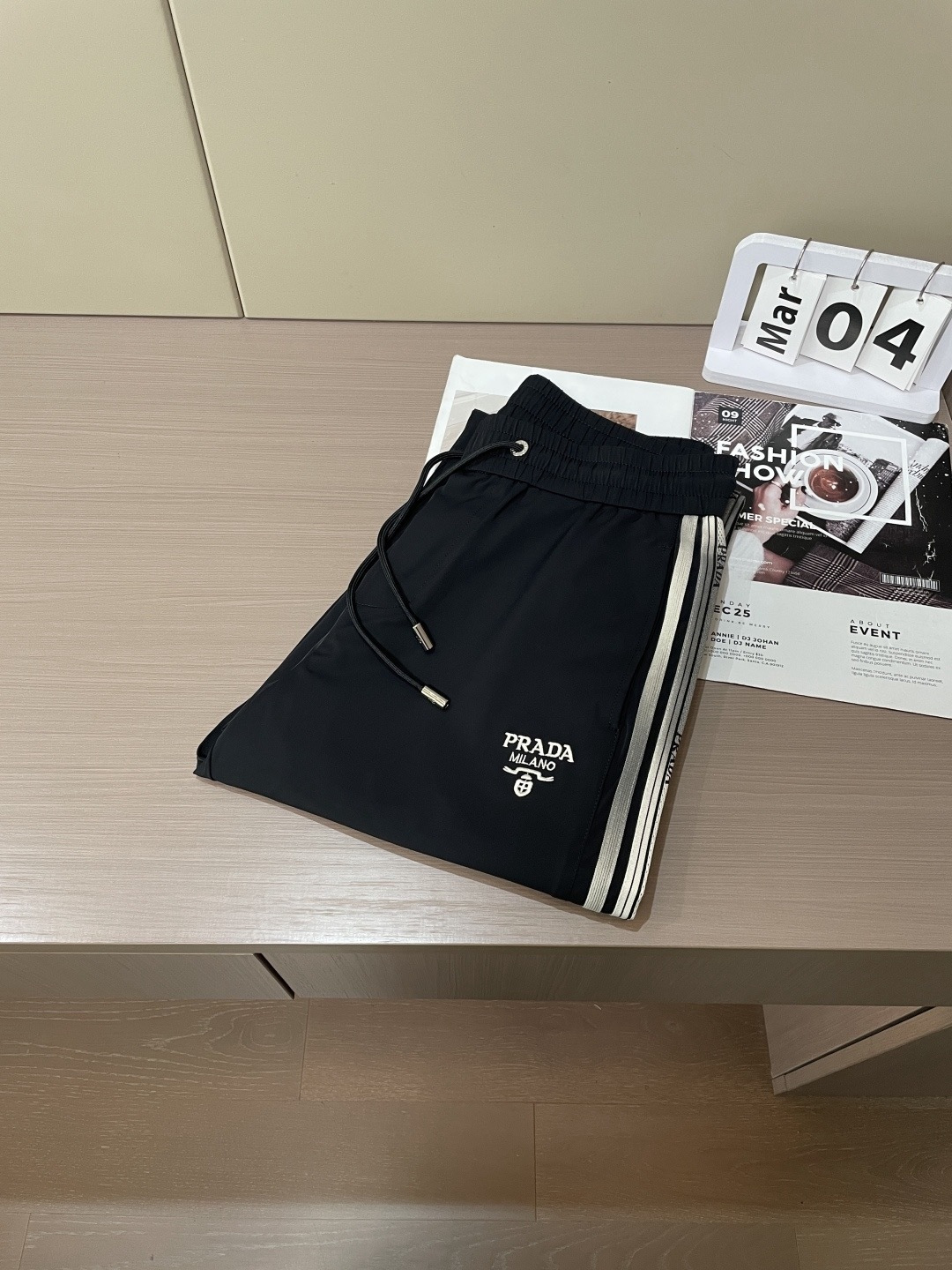 Prad 2026春夏最新休闲裤 潮人必备 版型超赞，能很好的修复各种腿型，非常个性！柔软排汗，舒适度极