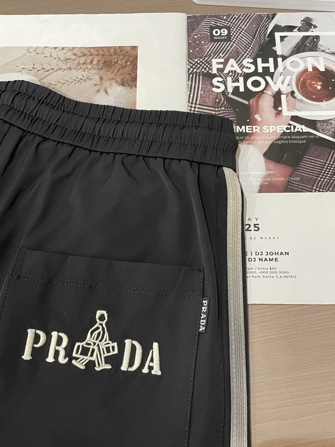 Prad 2026春夏最新休闲裤 潮人必备 版型超赞，能很好的修复各种腿型，非常个性！柔软排汗，舒适度极