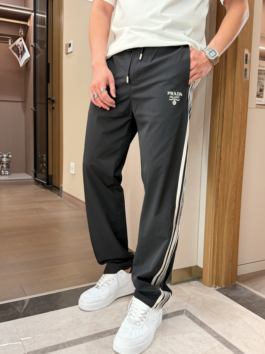 Prad 2026春夏最新休闲裤 潮人必备 版型超赞，能很好的修复各种腿型，非常个性！柔软排汗，舒适度极