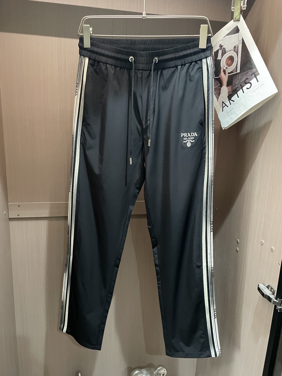 Prad 2026春夏最新休闲裤 潮人必备 版型超赞，能很好的修复各种腿型，非常个性！柔软排汗，舒适度极