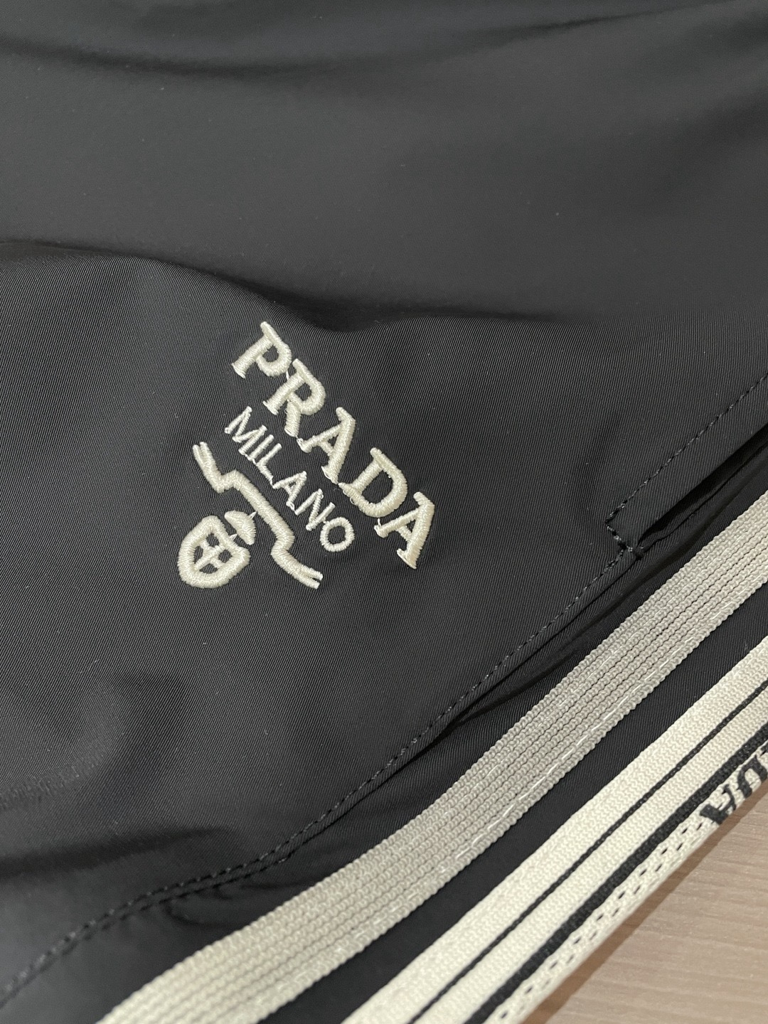 Prad 2026春夏最新休闲裤 潮人必备 版型超赞，能很好的修复各种腿型，非常个性！柔软排汗，舒适度极