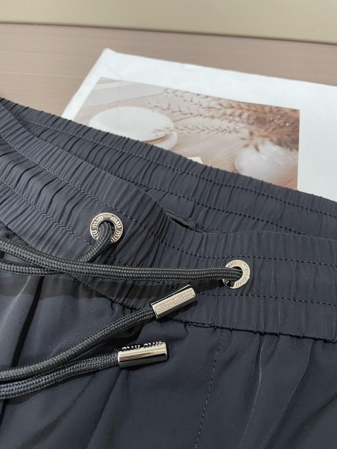 miumiu 2026春夏最新休闲裤 潮人必备 版型超赞，能很好的修复各种腿型，非常个性！柔软排汗，舒适