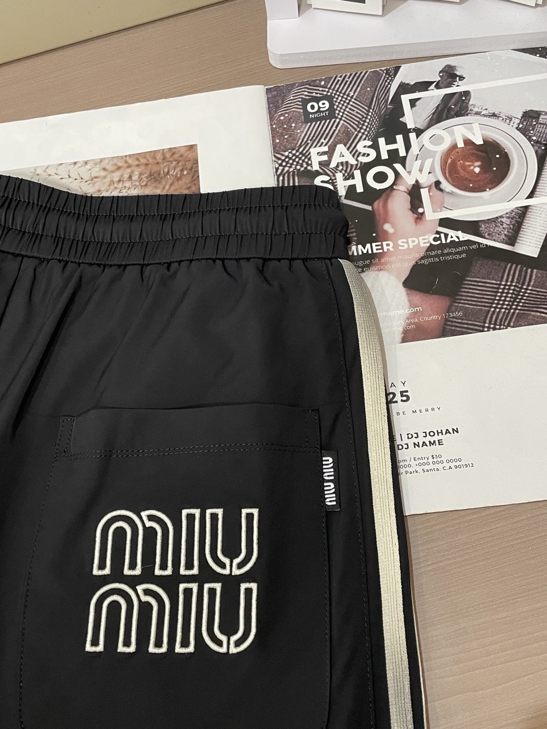 miumiu 2026春夏最新休闲裤 潮人必备 版型超赞，能很好的修复各种腿型，非常个性！柔软排汗，舒适