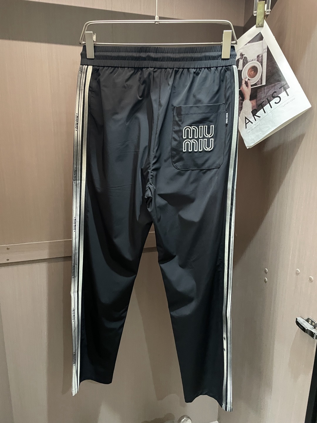 miumiu 2026春夏最新休闲裤 潮人必备 版型超赞，能很好的修复各种腿型，非常个性！柔软排汗，舒适