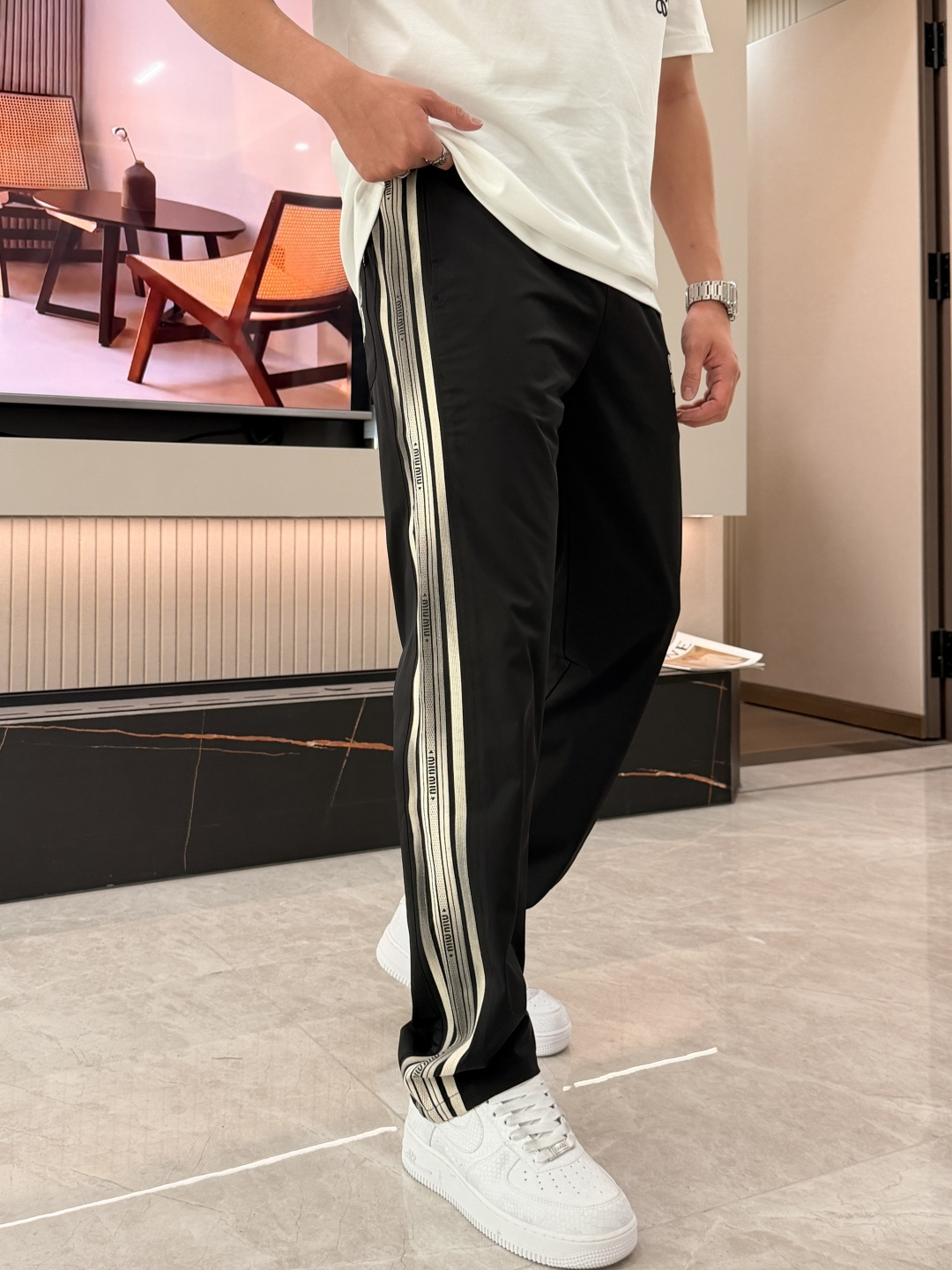 miumiu 2026春夏最新休闲裤 潮人必备 版型超赞，能很好的修复各种腿型，非常个性！柔软排汗，舒适