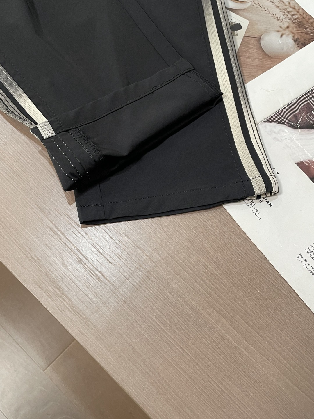 miumiu 2026春夏最新休闲裤 潮人必备 版型超赞，能很好的修复各种腿型，非常个性！柔软排汗，舒适