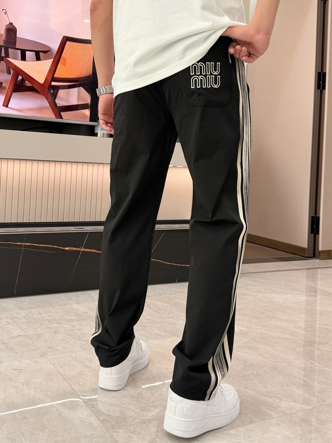 miumiu 2026春夏最新休闲裤 潮人必备 版型超赞，能很好的修复各种腿型，非常个性！柔软排汗，舒适