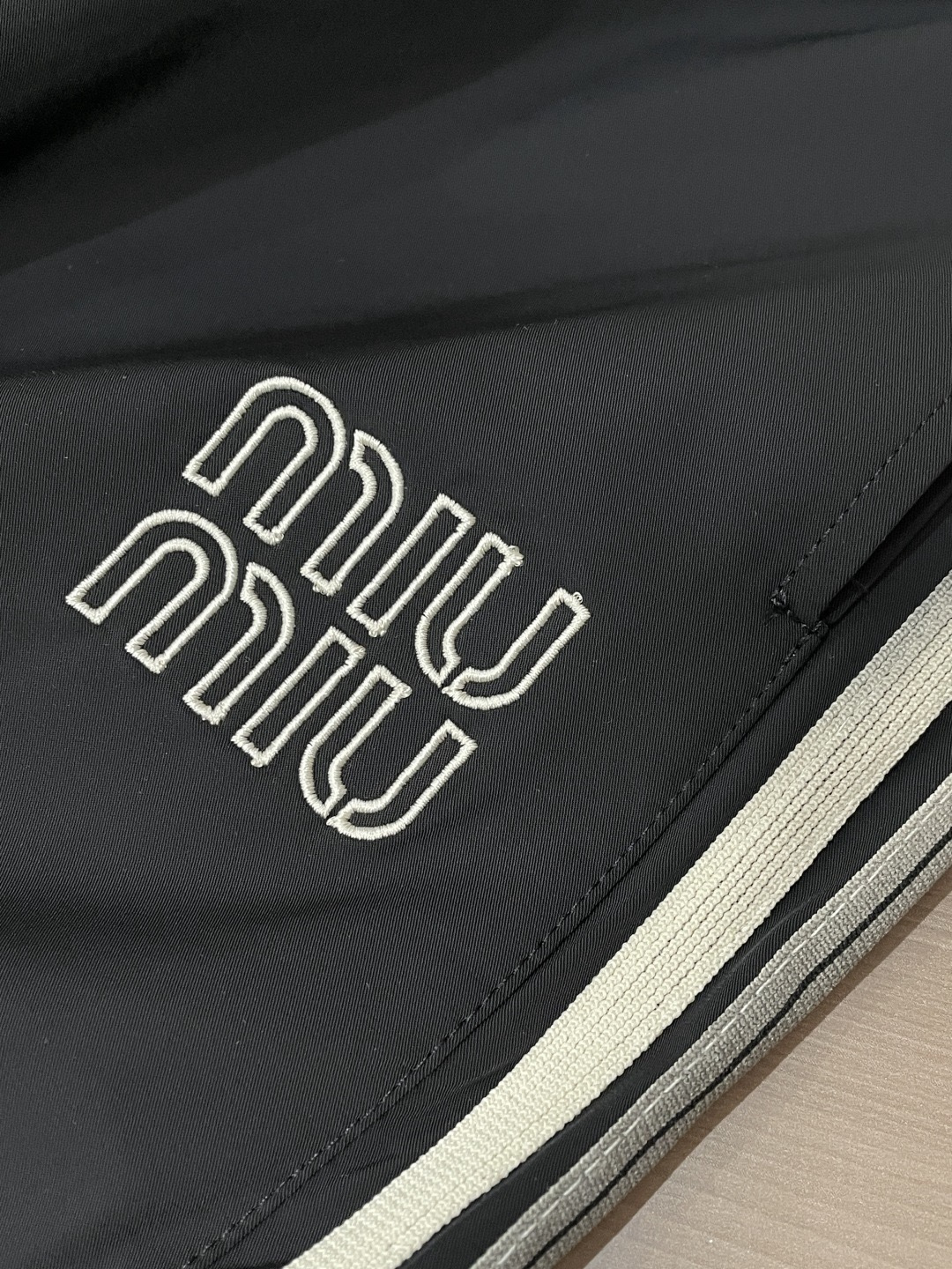 miumiu 2026春夏最新休闲裤 潮人必备 版型超赞，能很好的修复各种腿型，非常个性！柔软排汗，舒适