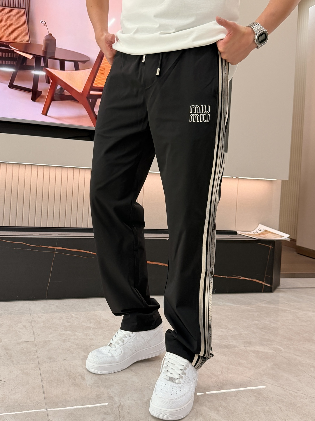 miumiu 2026春夏最新休闲裤 潮人必备 版型超赞，能很好的修复各种腿型，非常个性！柔软排汗，舒适