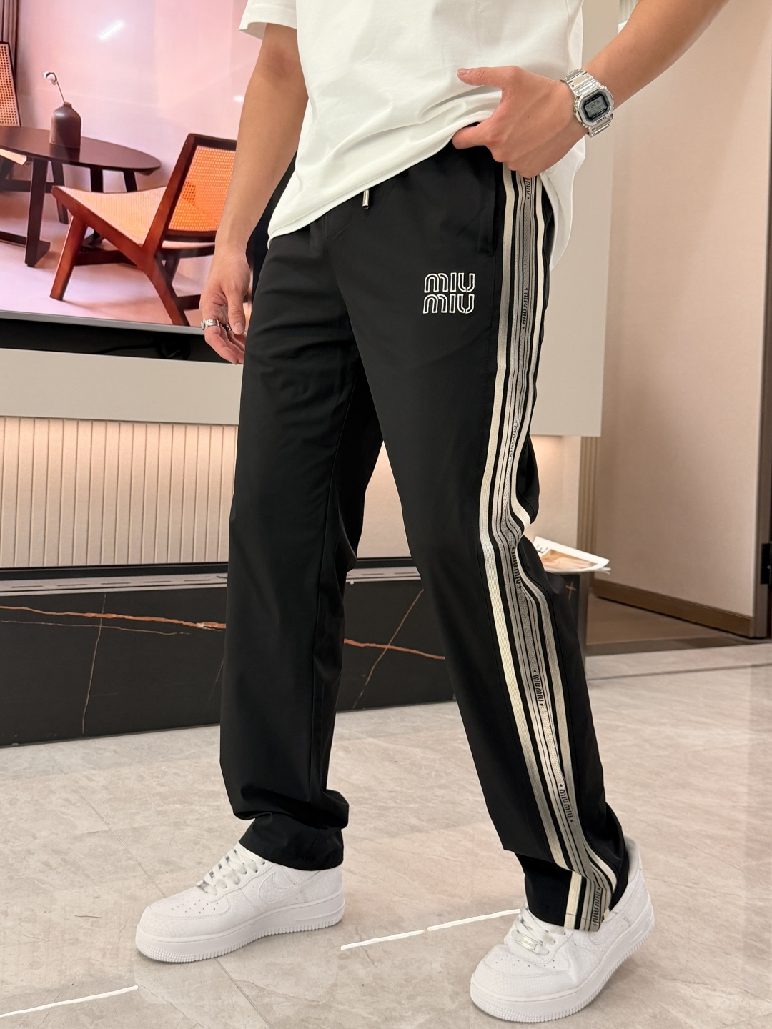 miumiu 2026春夏最新休闲裤 潮人必备 版型超赞，能很好的修复各种腿型，非常个性！柔软排汗，舒适