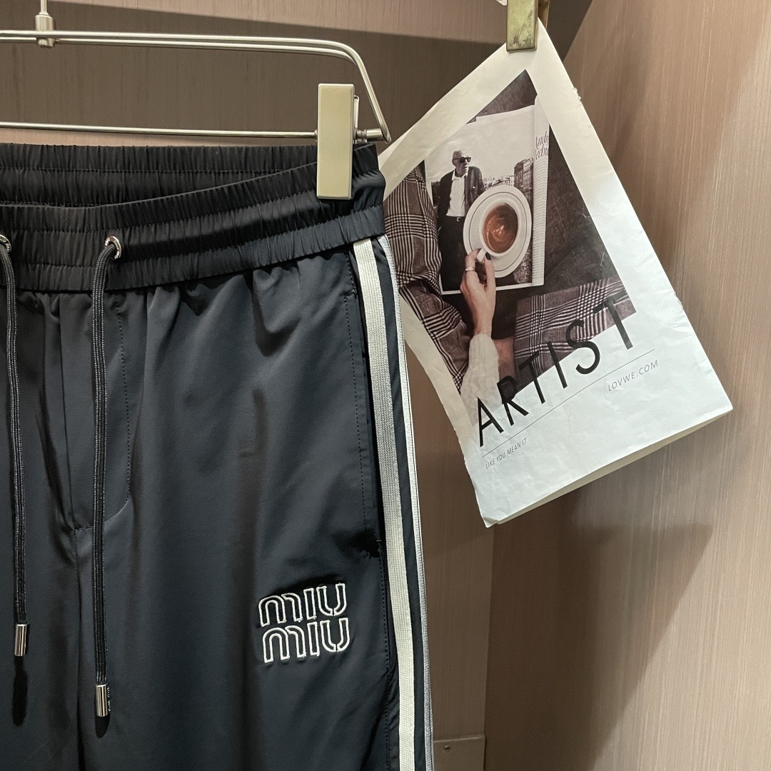 miumiu 2026春夏最新休闲裤 潮人必备 版型超赞，能很好的修复各种腿型，非常个性！柔软排汗，舒适
