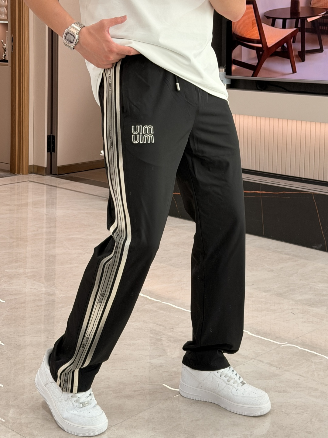 miumiu 2026春夏最新休闲裤 潮人必备 版型超赞，能很好的修复各种腿型，非常个性！柔软排汗，舒适