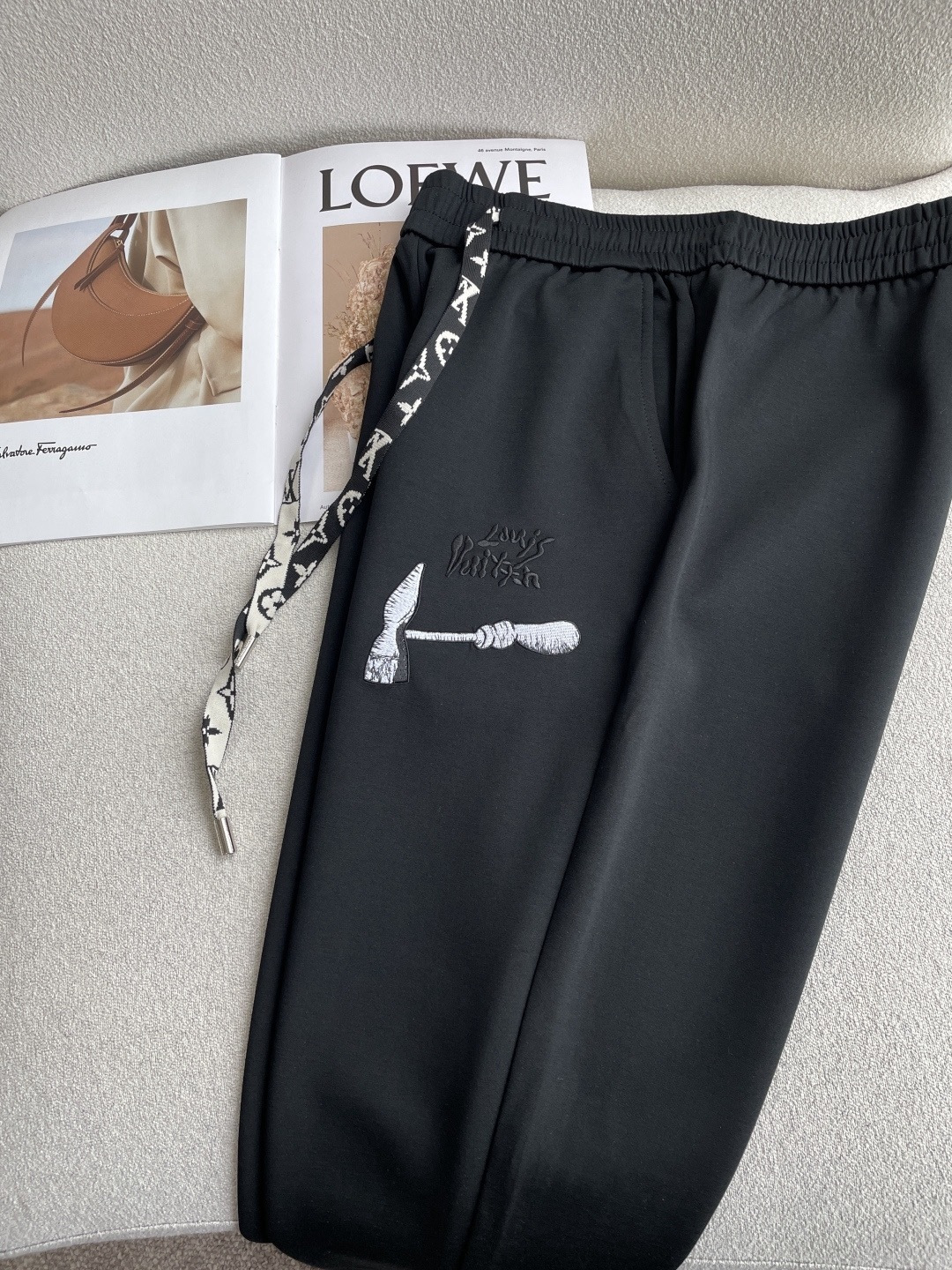 Lv 2026春夏最新休闲裤 潮人必备 版型超赞，能很好的修复各种腿型，非常个性！柔软排汗，舒适度极高。