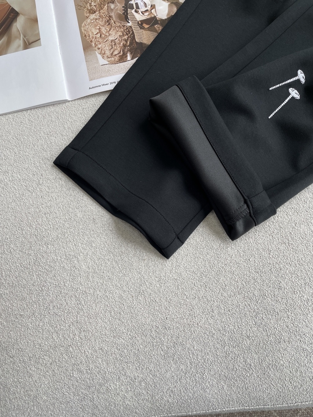 Lv 2026春夏最新休闲裤 潮人必备 版型超赞，能很好的修复各种腿型，非常个性！柔软排汗，舒适度极高。