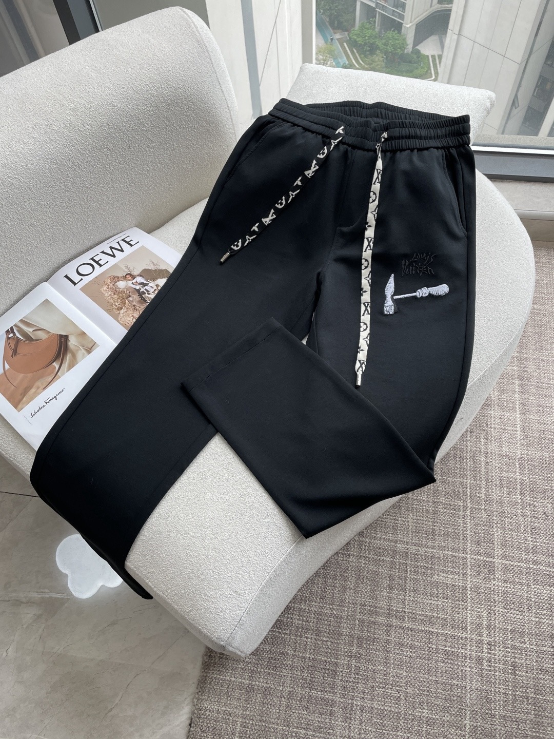 Lv 2026春夏最新休闲裤 潮人必备 版型超赞，能很好的修复各种腿型，非常个性！柔软排汗，舒适度极高。