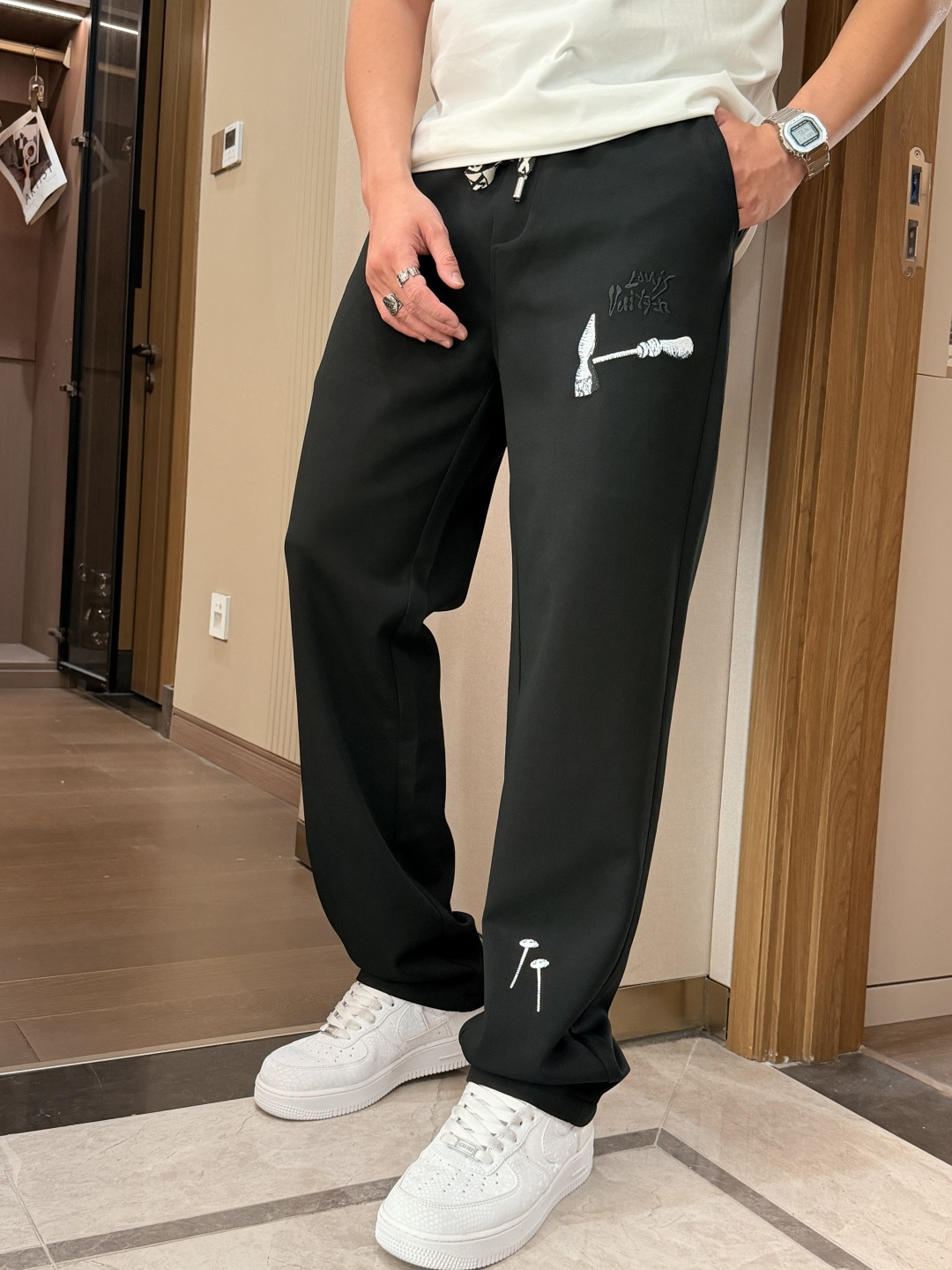 Lv 2026春夏最新休闲裤 潮人必备 版型超赞，能很好的修复各种腿型，非常个性！柔软排汗，舒适度极高。