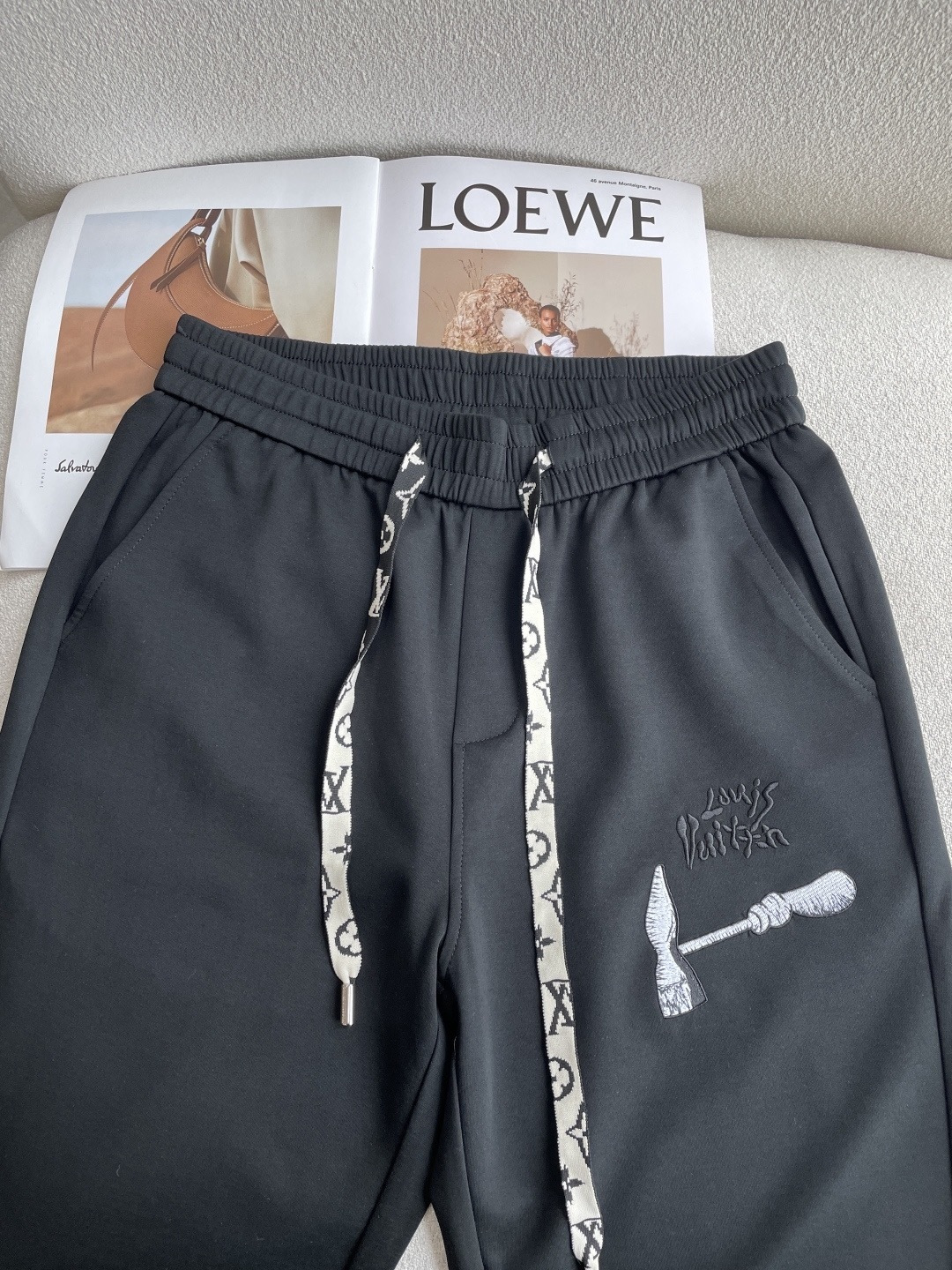 Lv 2026春夏最新休闲裤 潮人必备 版型超赞，能很好的修复各种腿型，非常个性！柔软排汗，舒适度极高。