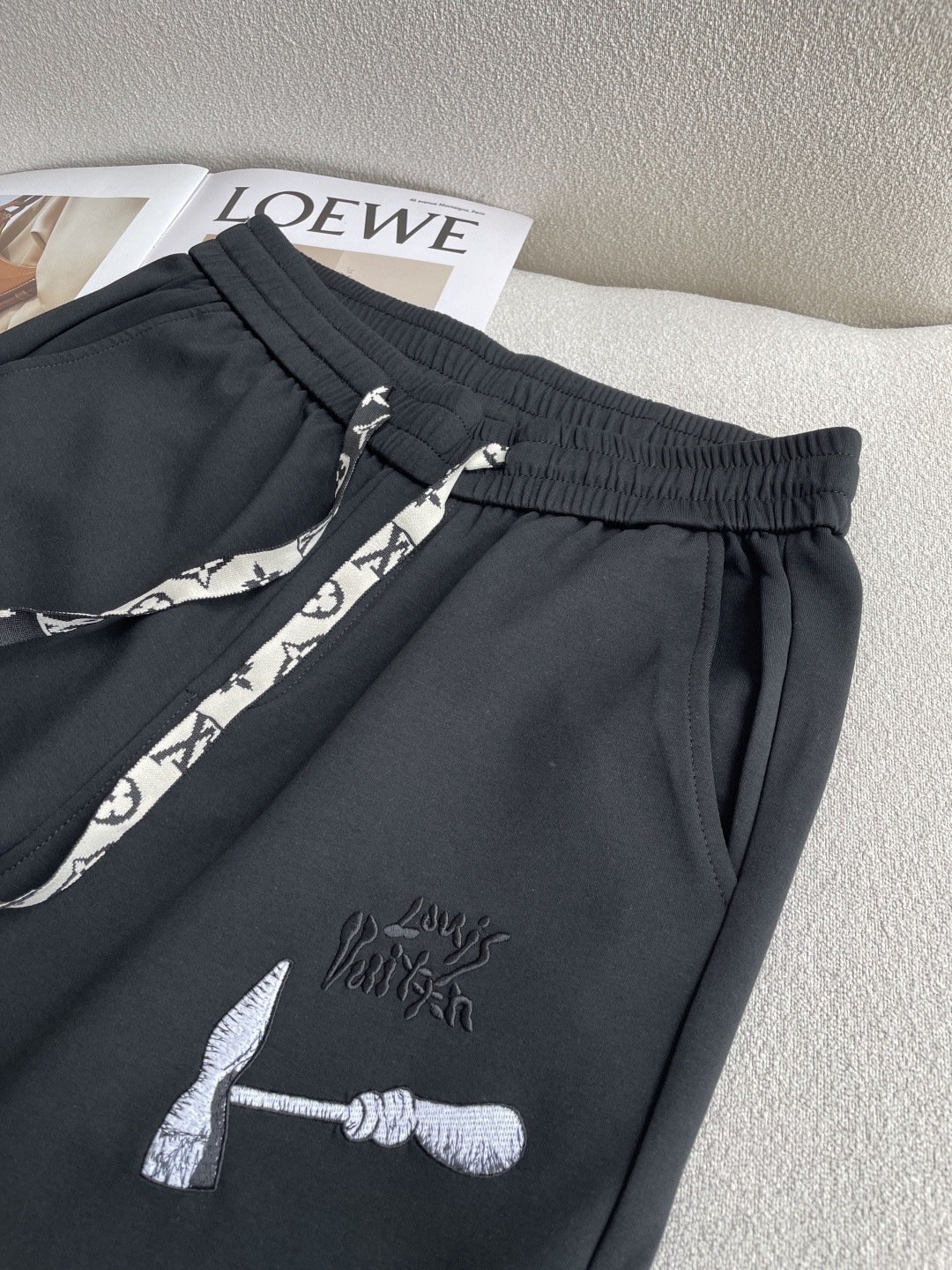 Lv 2026春夏最新休闲裤 潮人必备 版型超赞，能很好的修复各种腿型，非常个性！柔软排汗，舒适度极高。