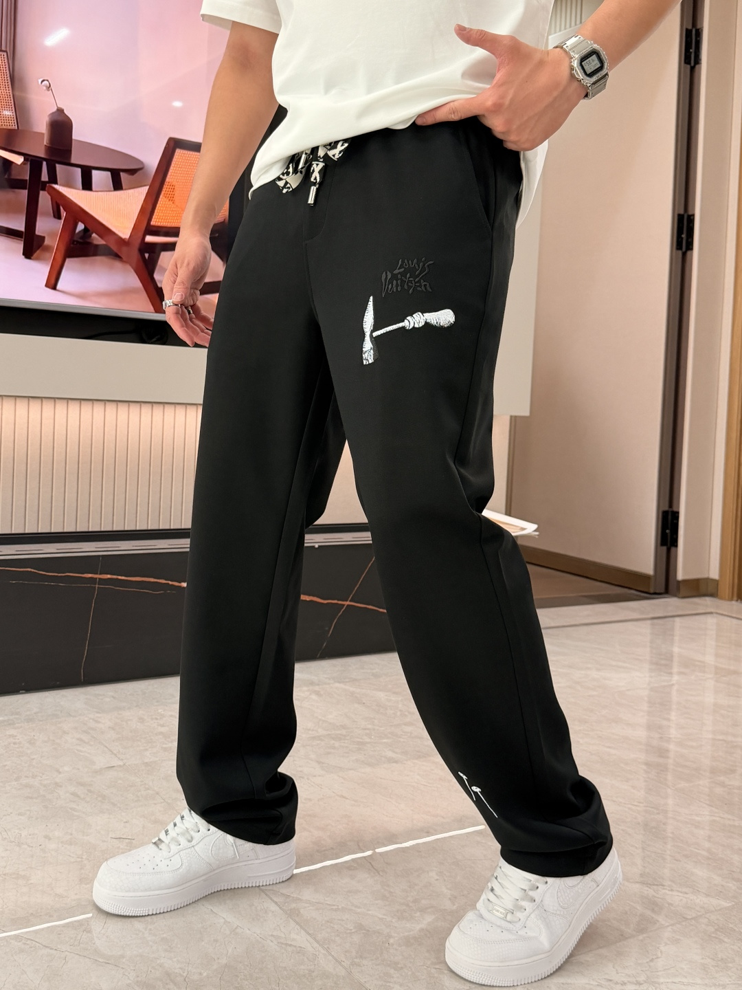 Lv 2026春夏最新休闲裤 潮人必备 版型超赞，能很好的修复各种腿型，非常个性！柔软排汗，舒适度极高。