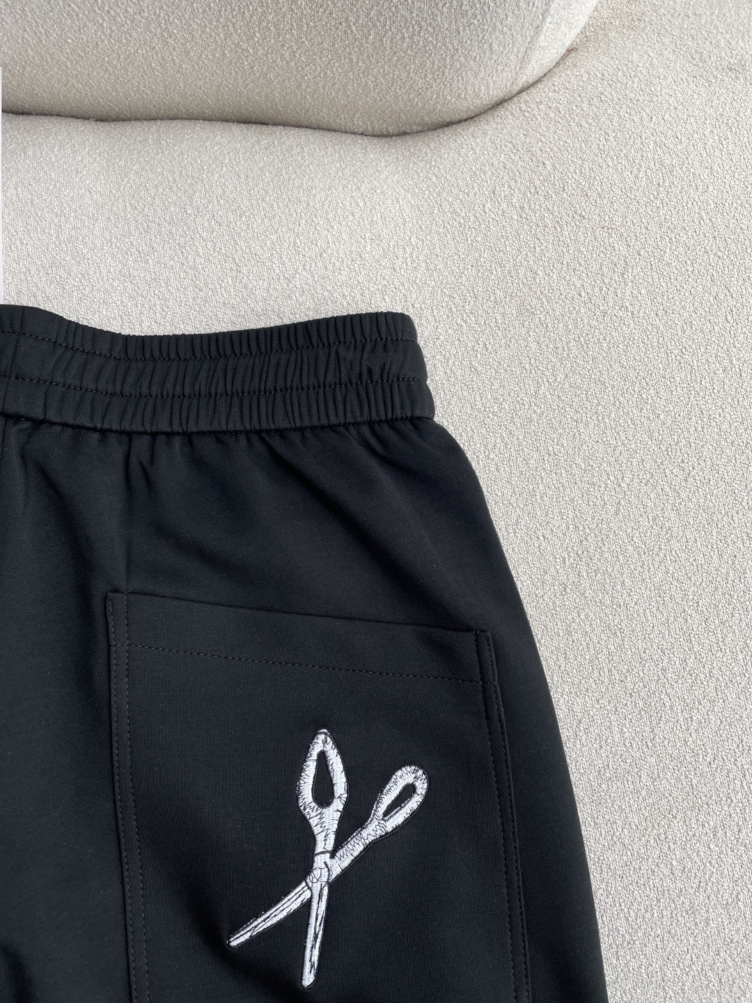 Lv 2026春夏最新休闲裤 潮人必备 版型超赞，能很好的修复各种腿型，非常个性！柔软排汗，舒适度极高。