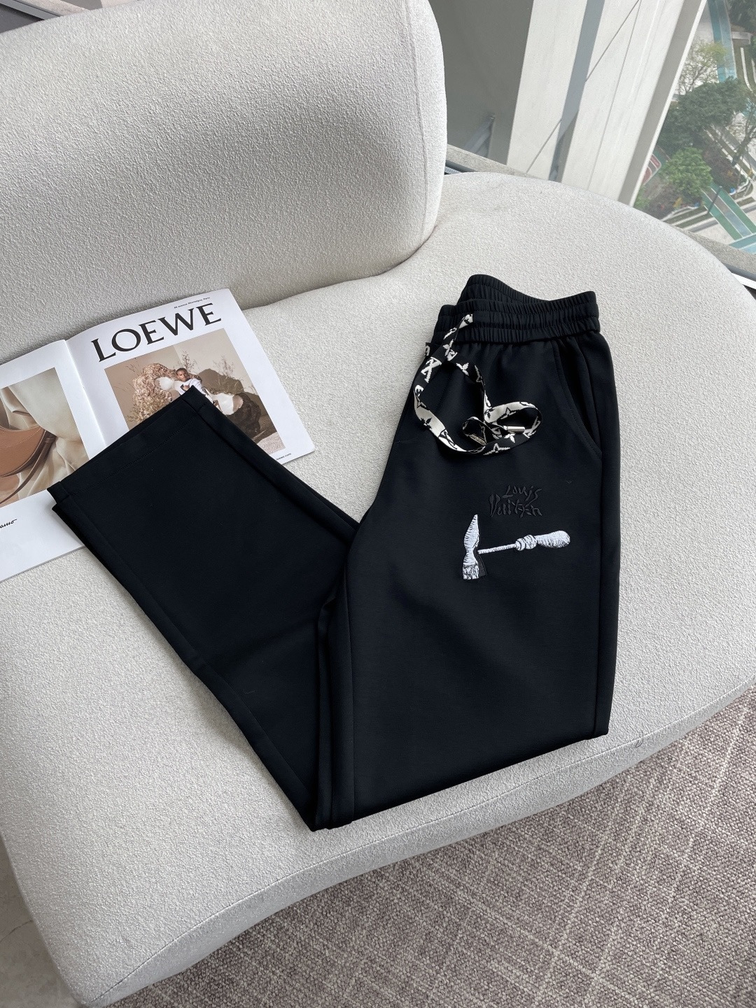 Lv 2026春夏最新休闲裤 潮人必备 版型超赞，能很好的修复各种腿型，非常个性！柔软排汗，舒适度极高。