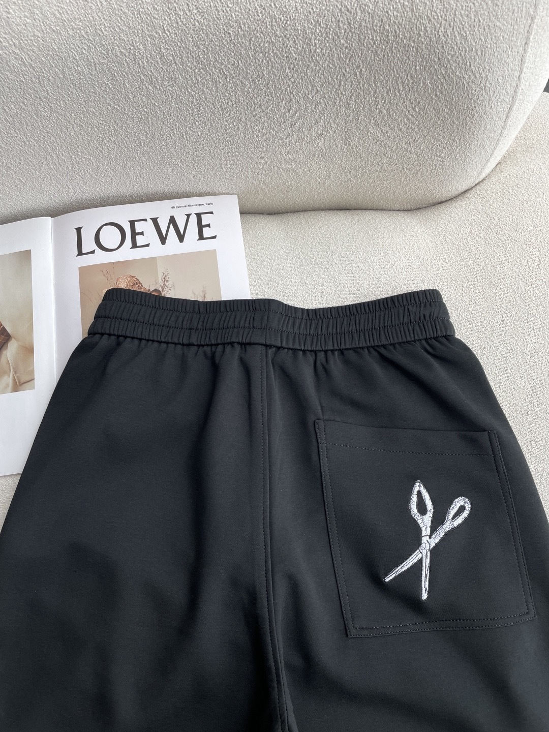 Lv 2026春夏最新休闲裤 潮人必备 版型超赞，能很好的修复各种腿型，非常个性！柔软排汗，舒适度极高。