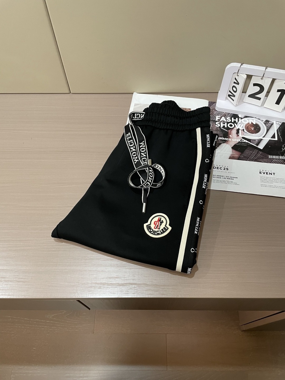 蒙口 2026春夏最新休闲裤 潮人必备 版型超赞，能很好的修复各种腿型，非常个性！柔软排汗，舒适度极高。