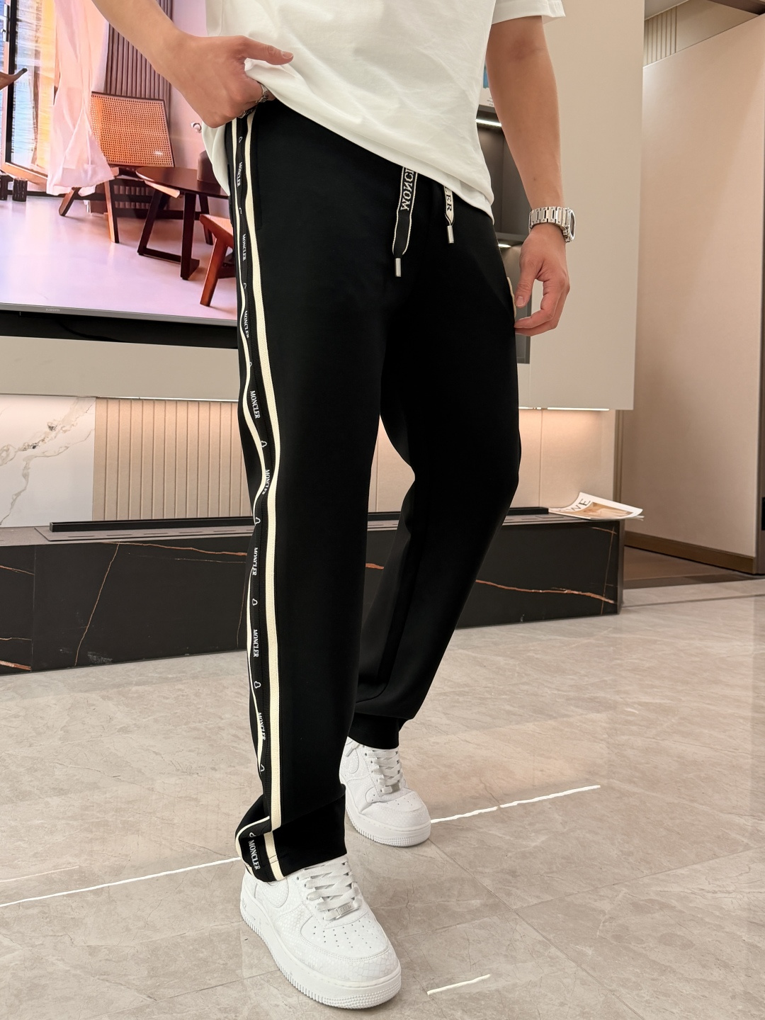 蒙口 2026春夏最新休闲裤 潮人必备 版型超赞，能很好的修复各种腿型，非常个性！柔软排汗，舒适度极高。