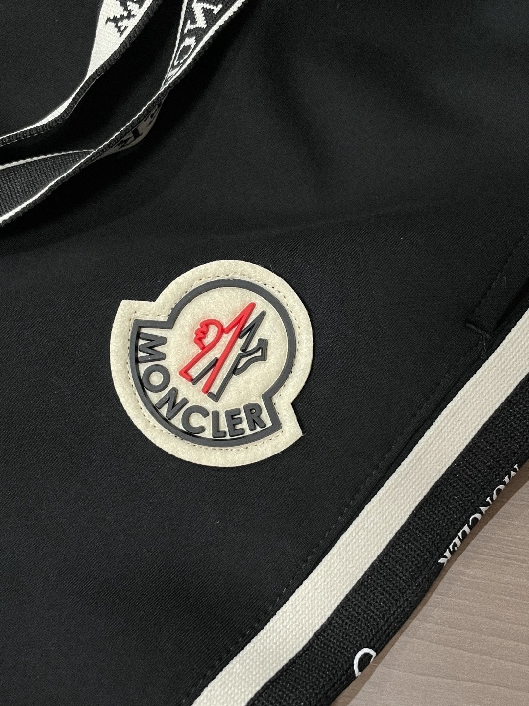 蒙口 2026春夏最新休闲裤 潮人必备 版型超赞，能很好的修复各种腿型，非常个性！柔软排汗，舒适度极高。