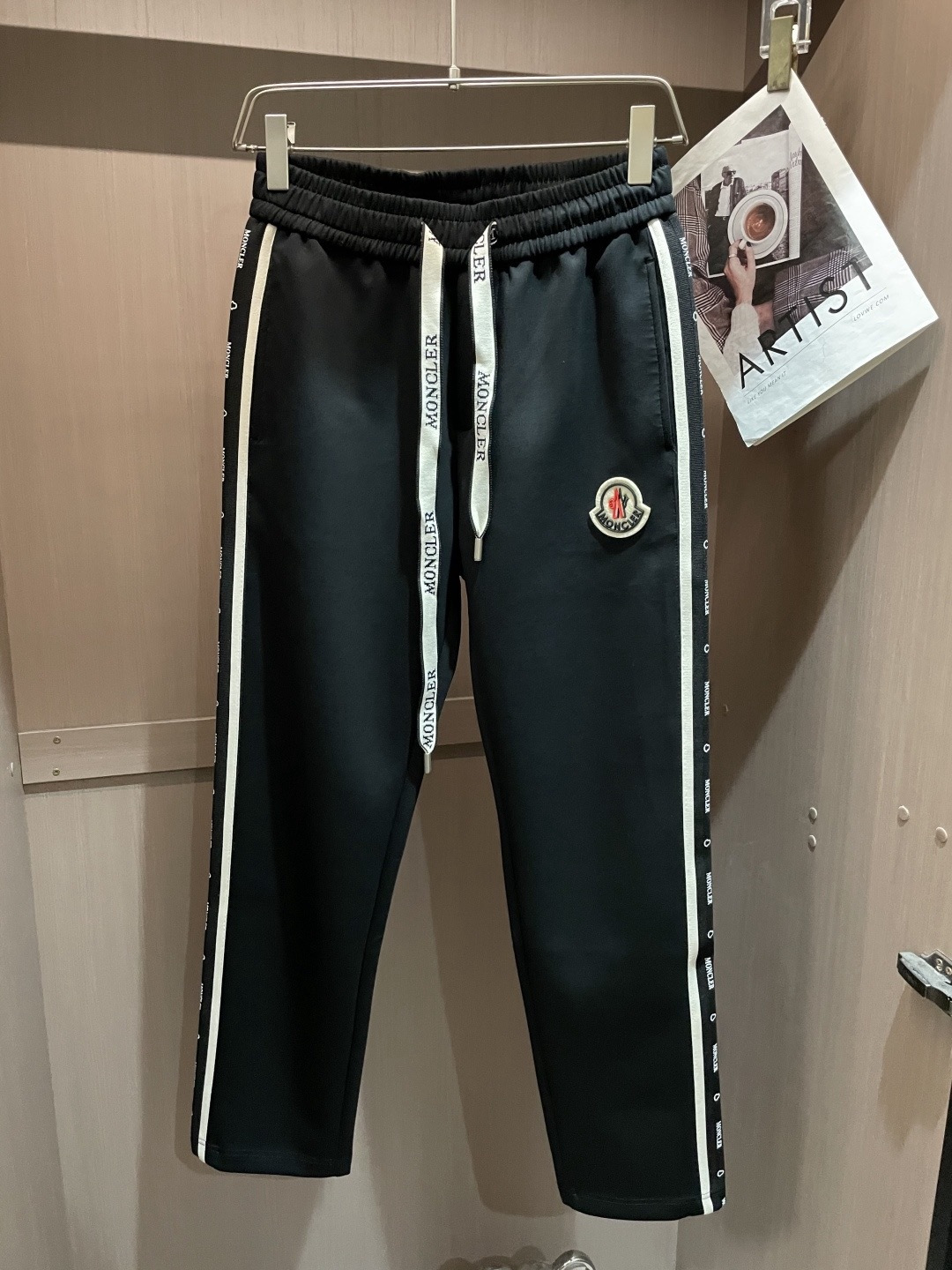 蒙口 2026春夏最新休闲裤 潮人必备 版型超赞，能很好的修复各种腿型，非常个性！柔软排汗，舒适度极高。