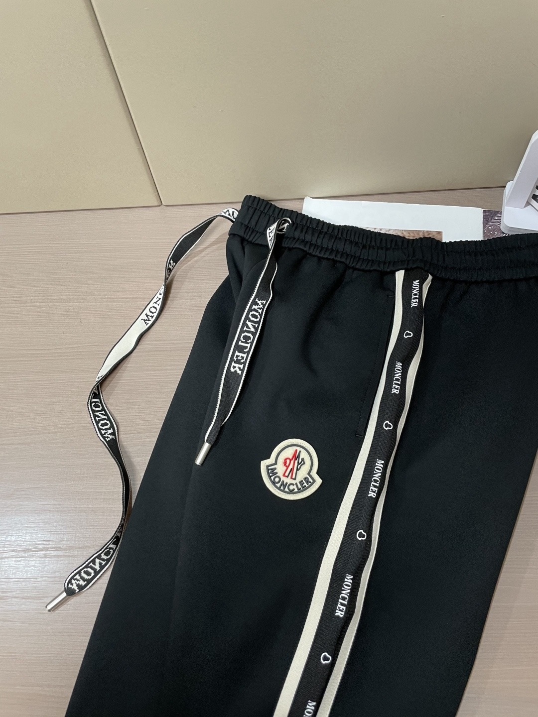 蒙口 2026春夏最新休闲裤 潮人必备 版型超赞，能很好的修复各种腿型，非常个性！柔软排汗，舒适度极高。