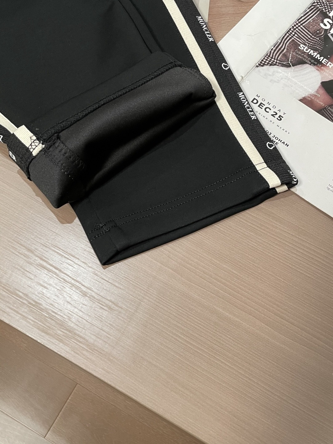 蒙口 2026春夏最新休闲裤 潮人必备 版型超赞，能很好的修复各种腿型，非常个性！柔软排汗，舒适度极高。