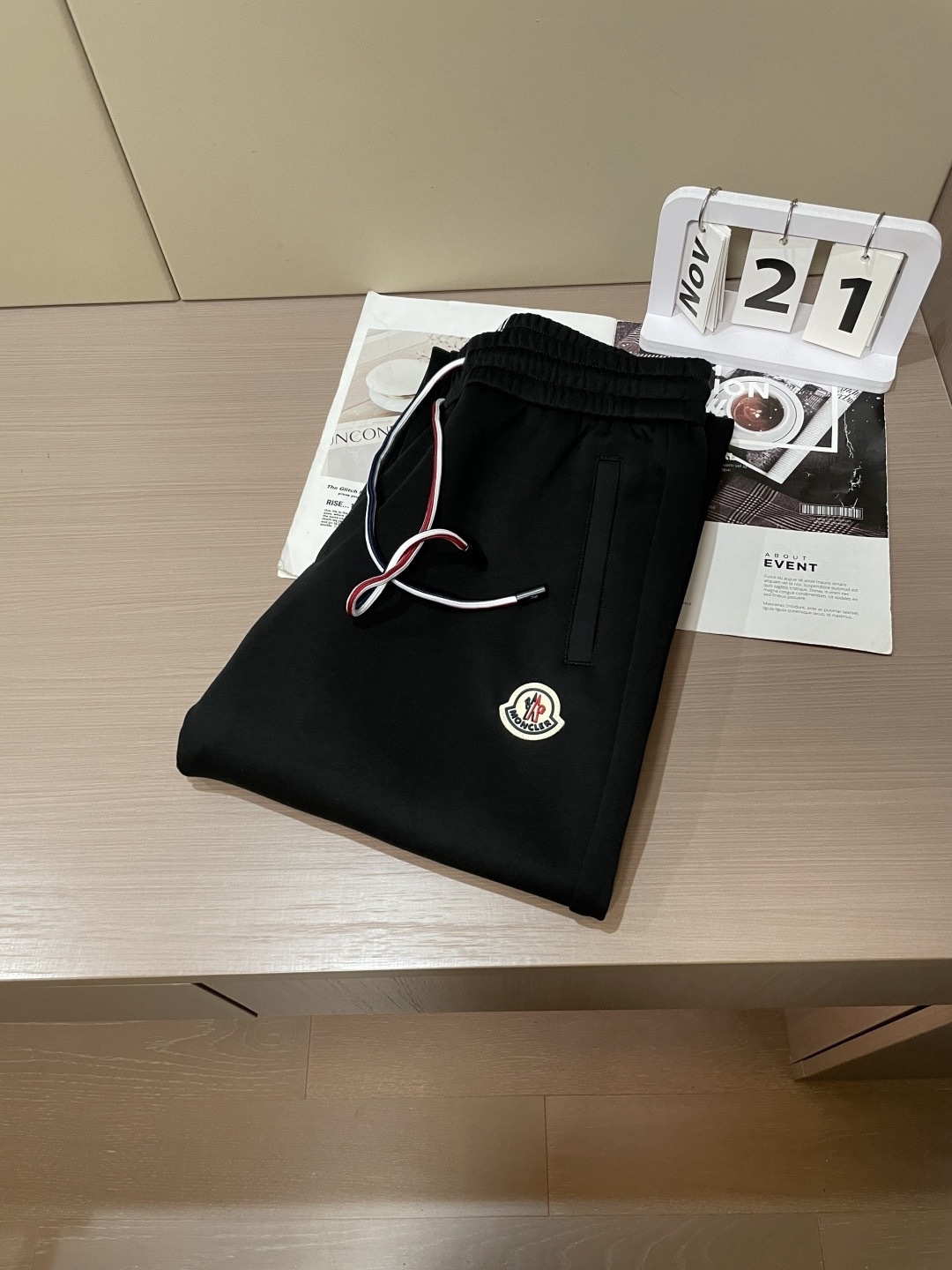 蒙口 2026春夏最新休闲裤 潮人必备 版型超赞，能很好的修复各种腿型，非常个性！柔软排汗，舒适度极高。