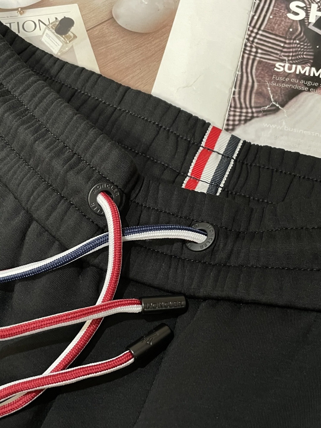 蒙口 2026春夏最新休闲裤 潮人必备 版型超赞，能很好的修复各种腿型，非常个性！柔软排汗，舒适度极高。