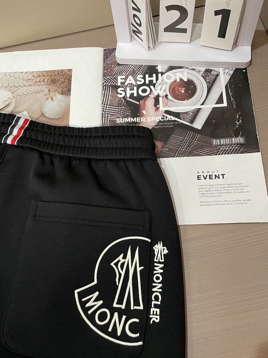 蒙口 2026春夏最新休闲裤 潮人必备 版型超赞，能很好的修复各种腿型，非常个性！柔软排汗，舒适度极高。