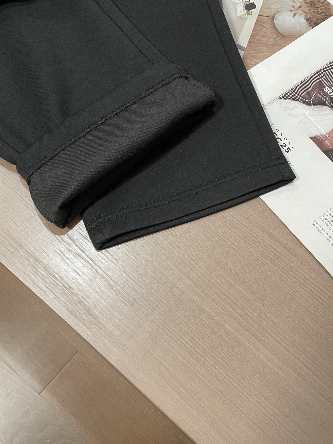 蒙口 2026春夏最新休闲裤 潮人必备 版型超赞，能很好的修复各种腿型，非常个性！柔软排汗，舒适度极高。