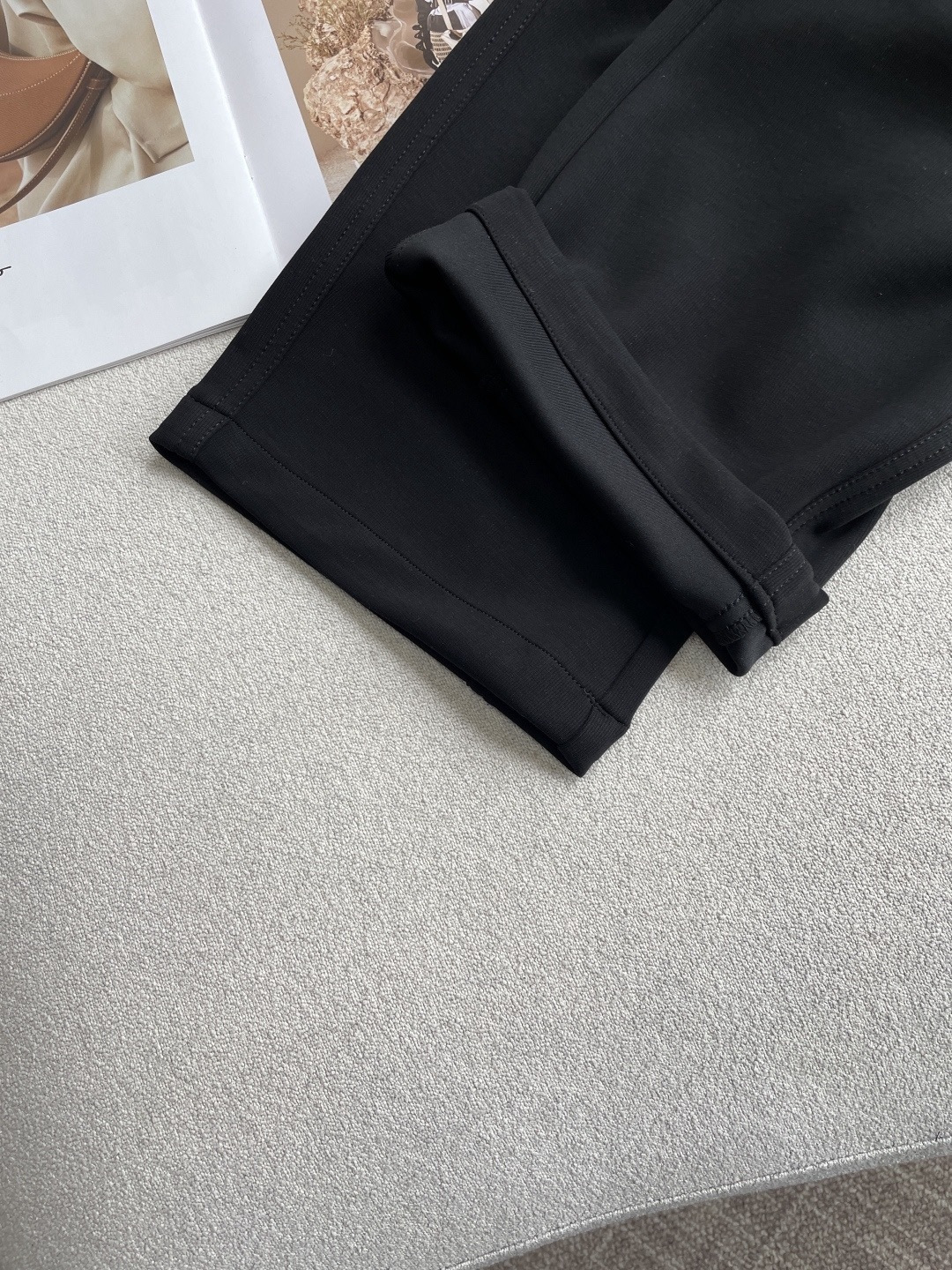 Lv 2026春夏最新休闲裤 潮人必备 版型超赞，能很好的修复各种腿型，非常个性！柔软排汗，舒适度极高。