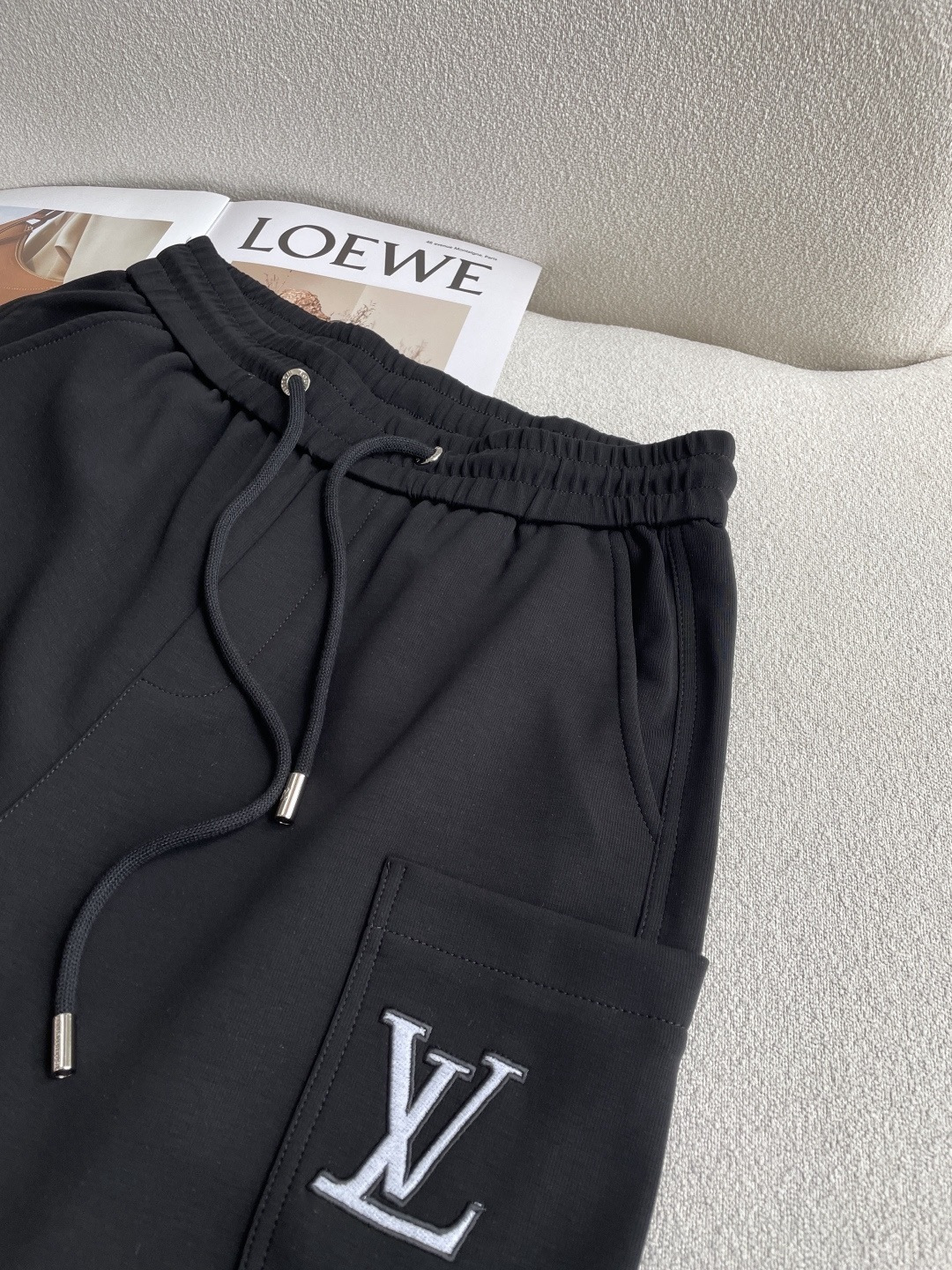 Lv 2026春夏最新休闲裤 潮人必备 版型超赞，能很好的修复各种腿型，非常个性！柔软排汗，舒适度极高。