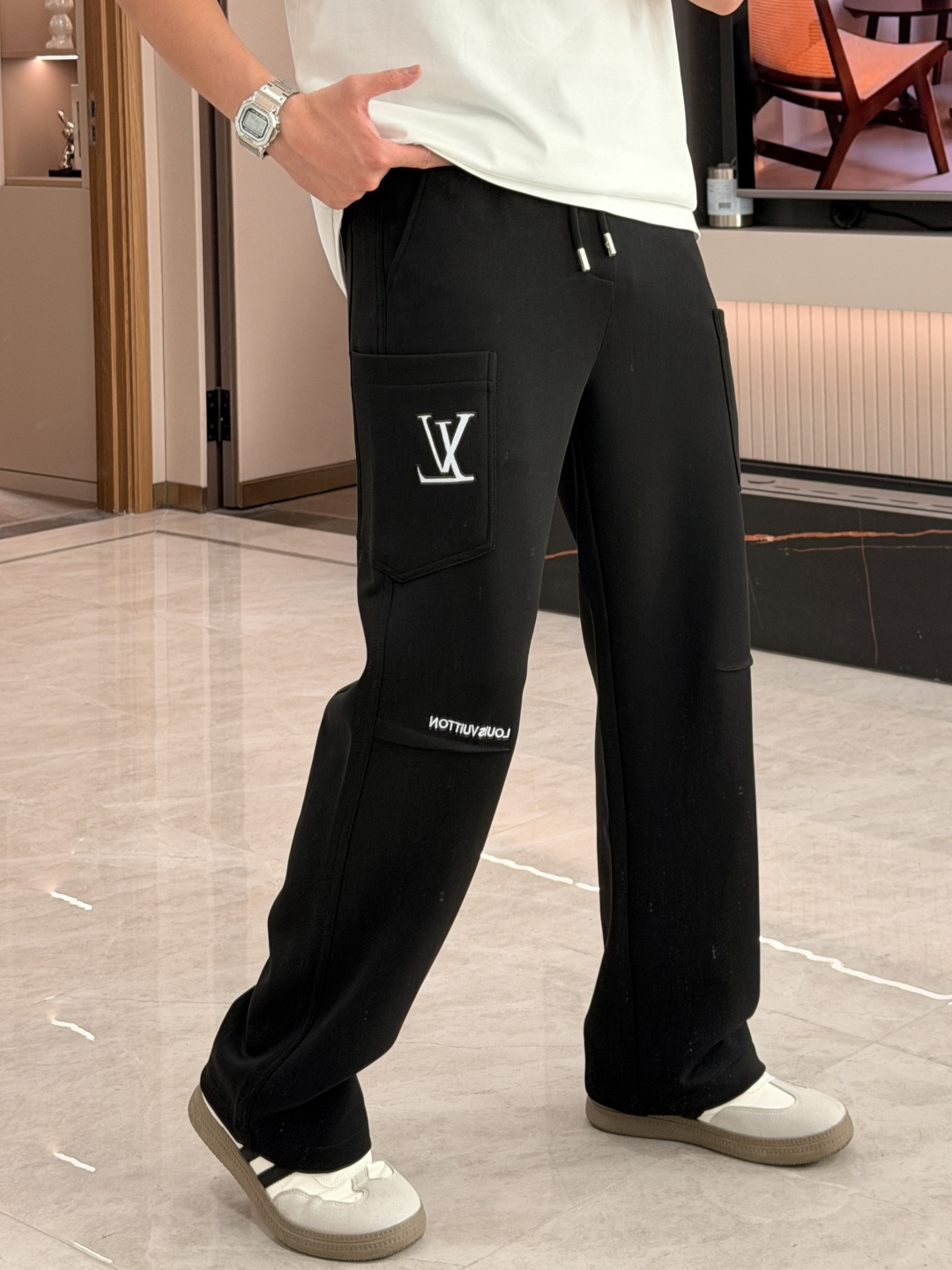 Lv 2026春夏最新休闲裤 潮人必备 版型超赞，能很好的修复各种腿型，非常个性！柔软排汗，舒适度极高。