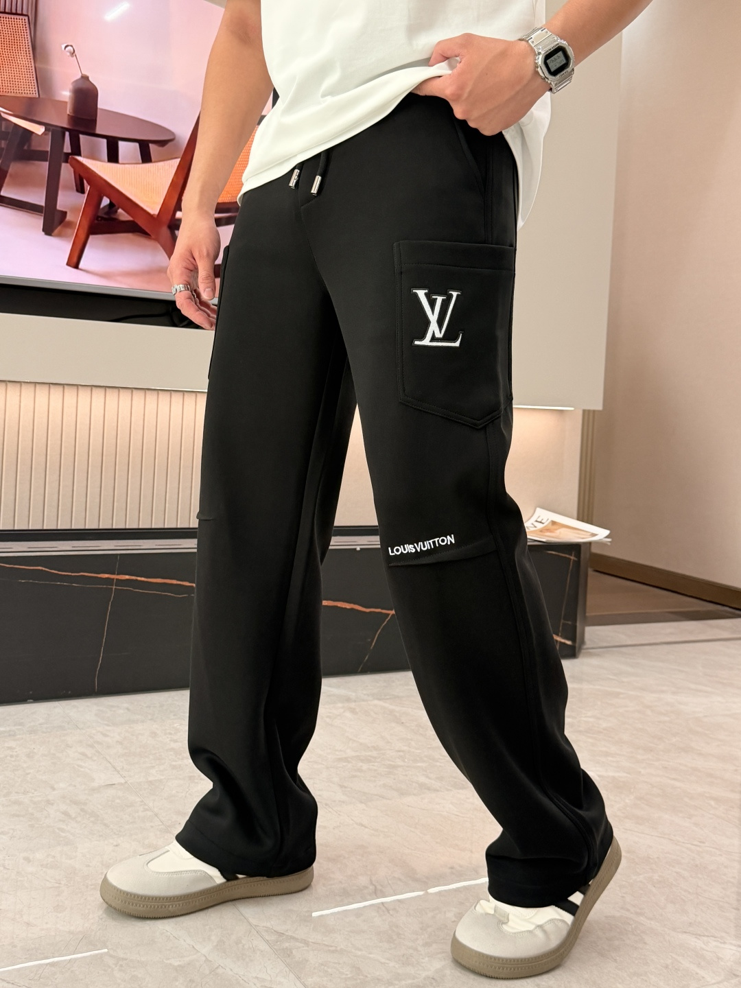 Lv 2026春夏最新休闲裤 潮人必备 版型超赞，能很好的修复各种腿型，非常个性！柔软排汗，舒适度极高。