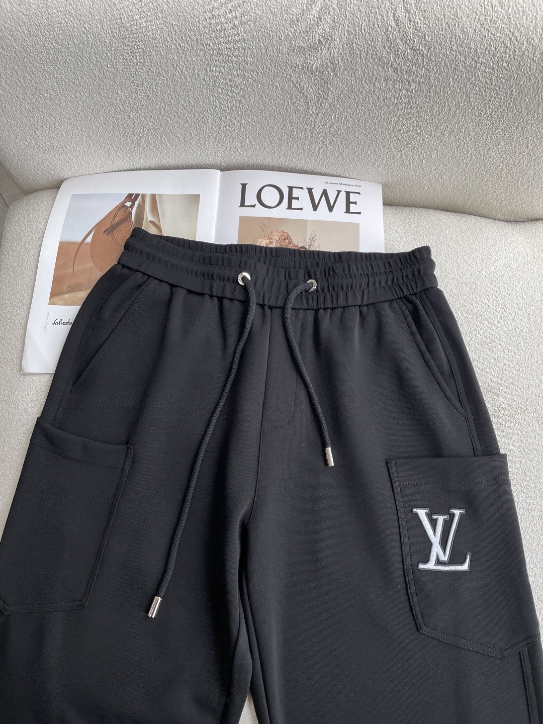 Lv 2026春夏最新休闲裤 潮人必备 版型超赞，能很好的修复各种腿型，非常个性！柔软排汗，舒适度极高。