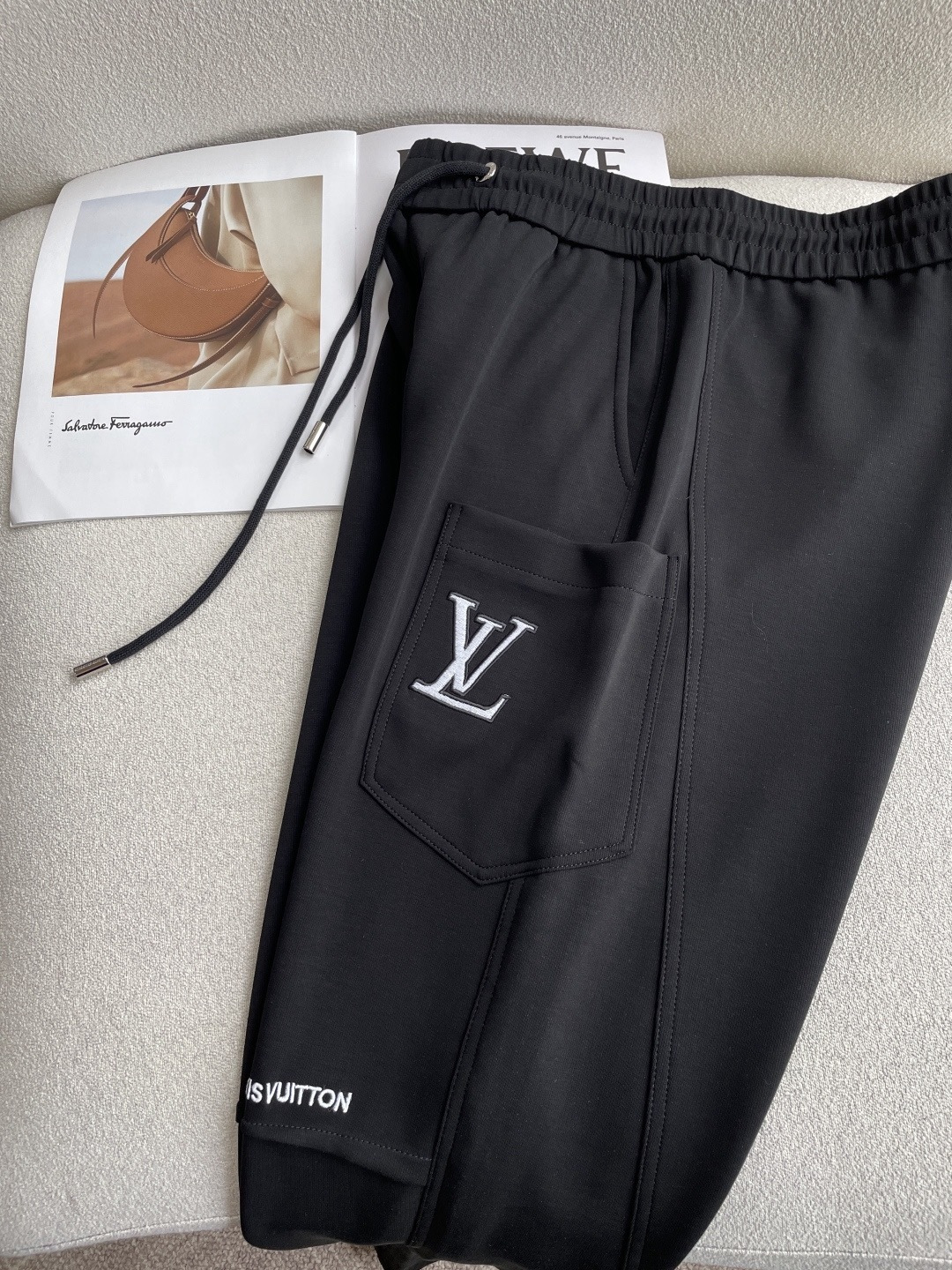 Lv 2026春夏最新休闲裤 潮人必备 版型超赞，能很好的修复各种腿型，非常个性！柔软排汗，舒适度极高。