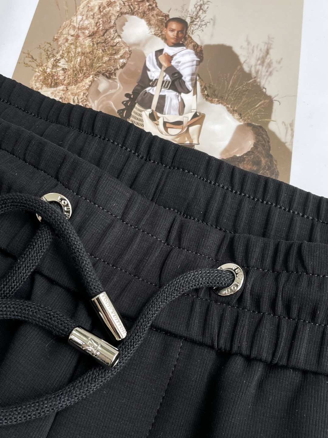 Lv 2026春夏最新休闲裤 潮人必备 版型超赞，能很好的修复各种腿型，非常个性！柔软排汗，舒适度极高。