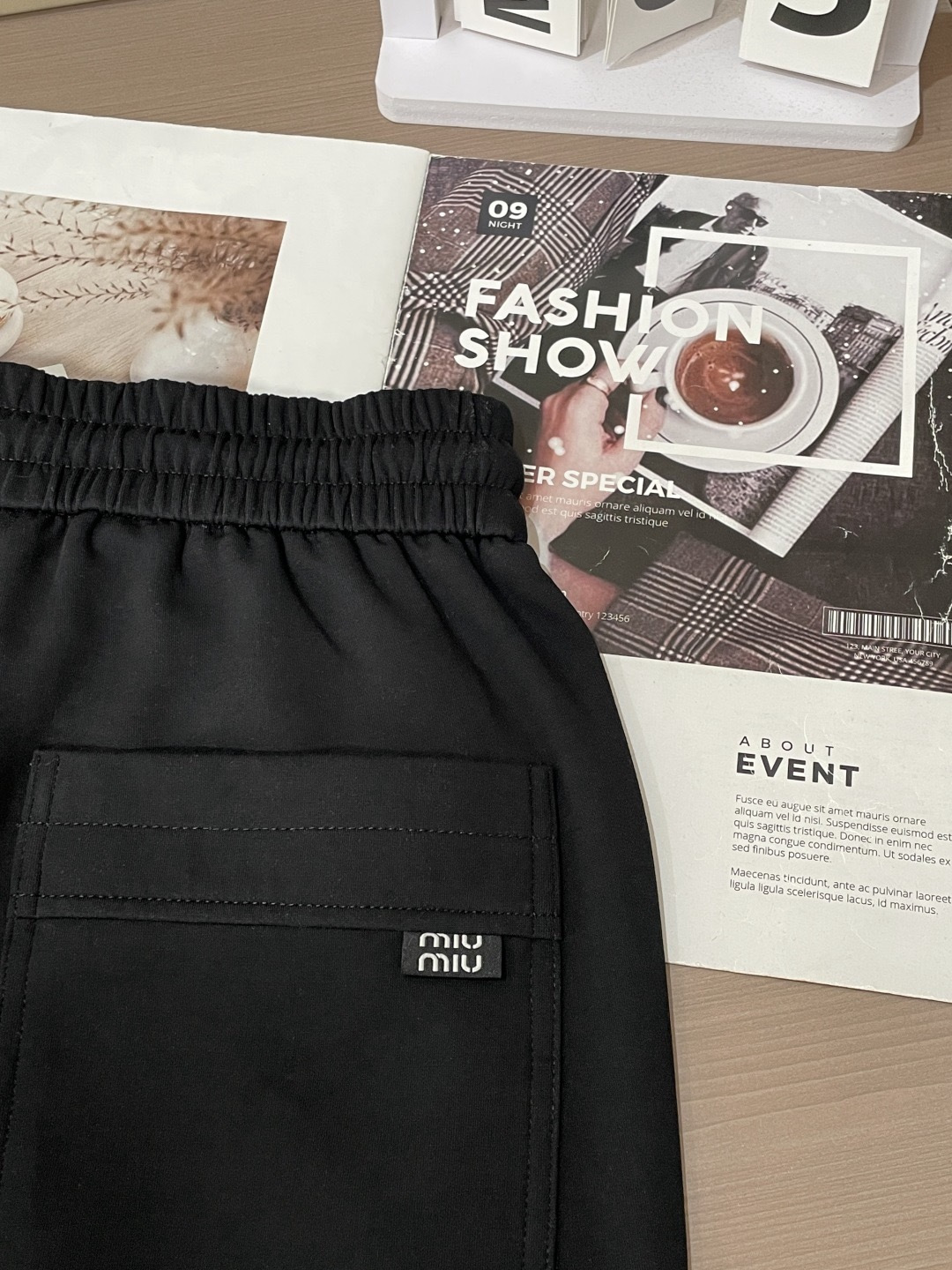 miumiu 2026春夏最新休闲裤 潮人必备 版型超赞，能很好的修复各种腿型，非常个性！柔软排汗，舒适