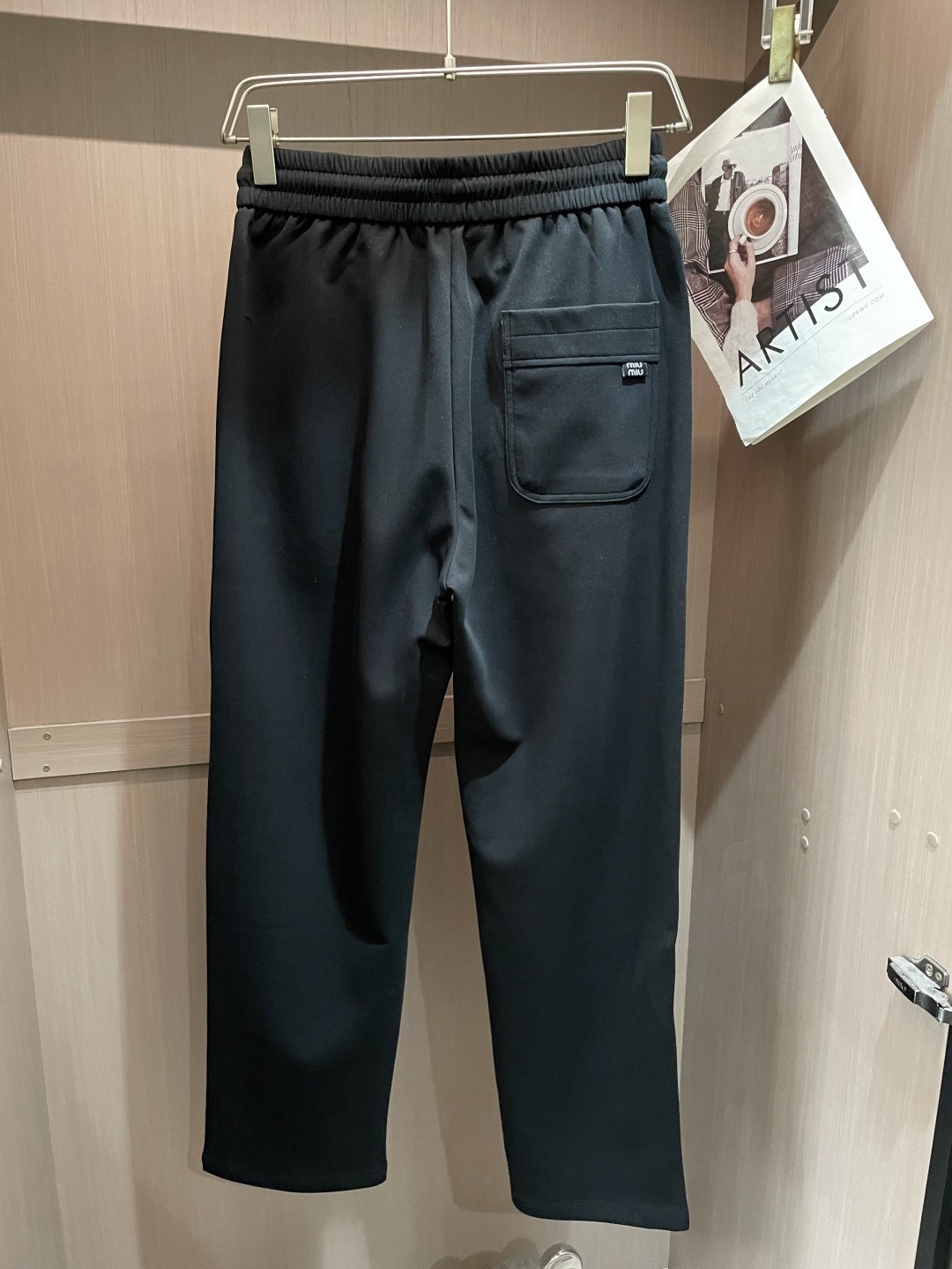 miumiu 2026春夏最新休闲裤 潮人必备 版型超赞，能很好的修复各种腿型，非常个性！柔软排汗，舒适